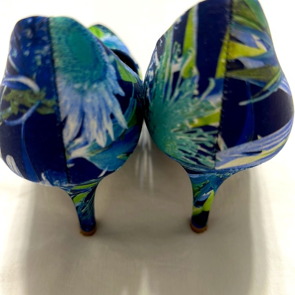 Fergalicious By Fergie Blue Green Fabric Floral Pointy 3 1/2” Heel. 7M Tropical - Picture 8 of 10